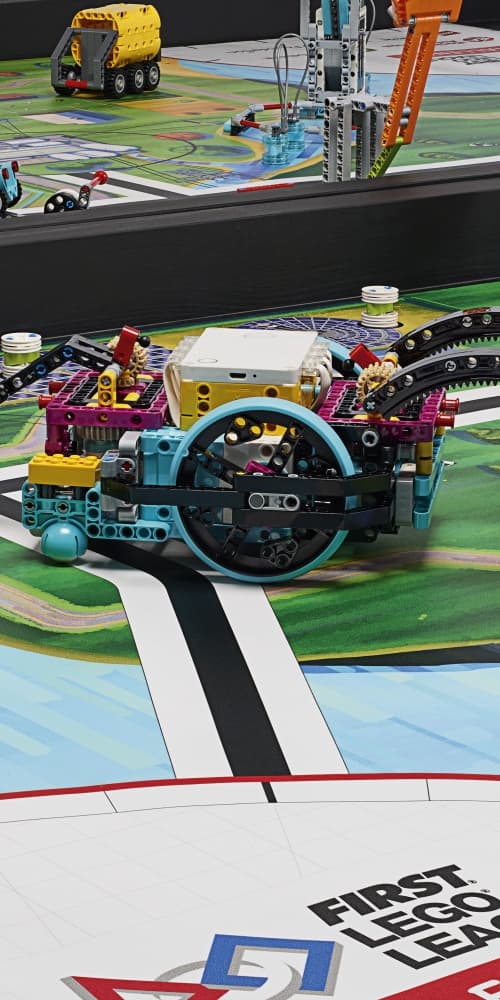 Spike Prime zbudowany z klocków LEGO Education na macie FIRST LEGO League