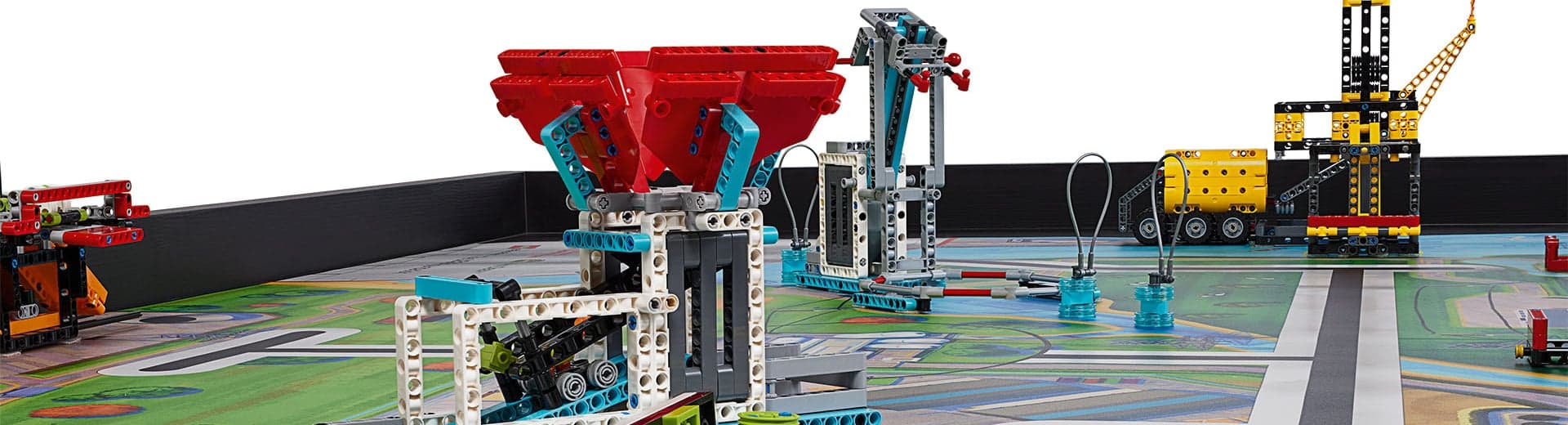Konstrukcje z klocków LEGO Education na macie turniejowej FIRST LEGO League